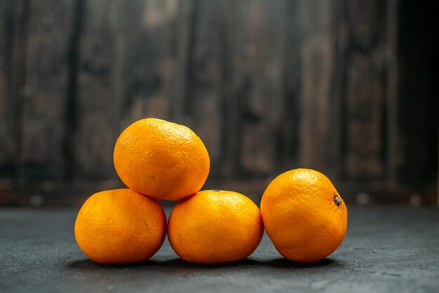 Mandarini vista frontale su sfondo scuro spazio libero