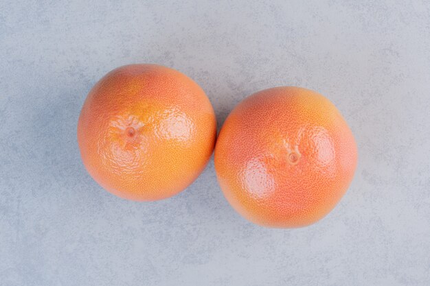 Mandarino o clementina isolato su sfondo grigio.