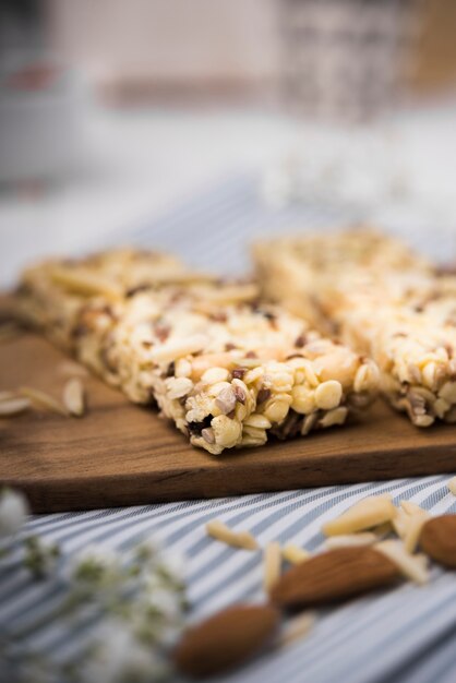 Manganelli di muesli del primo piano sul bordo di legno