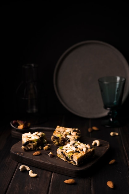 Manganelli di muesli del primo piano sul bordo di legno