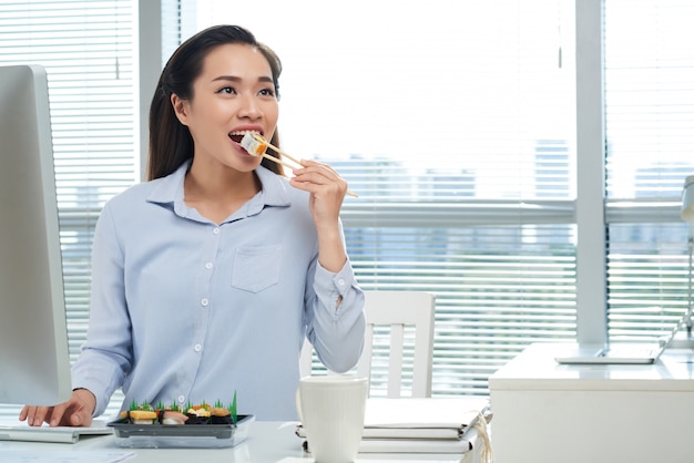 Mangiare sushi sul posto di lavoro