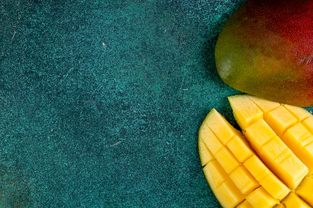 Mango affettato spazio della copia di vista superiore su verde