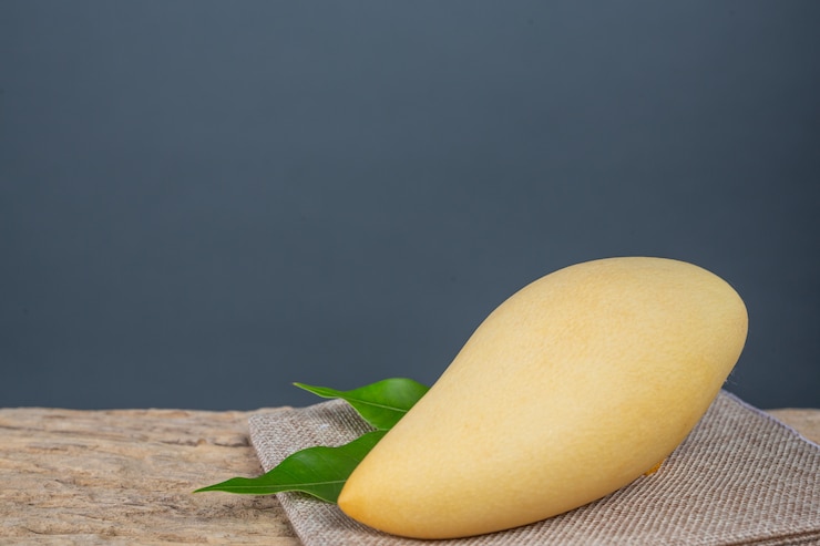 Foto gratuito mango posto sul pavimento di legno.