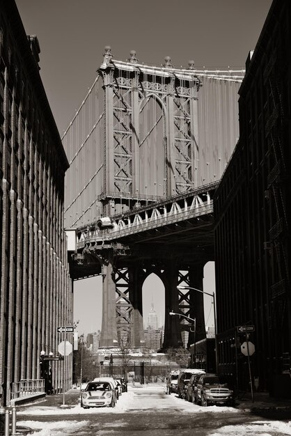 Manhattan Bridge e vista sulla strada a New York City