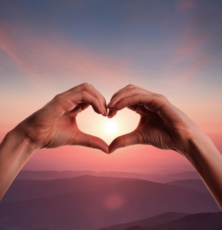 Foto gratuito mani a forma di cuore su un tramonto