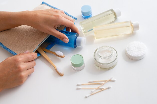 Mani ad alto angolo con borsa da toilette