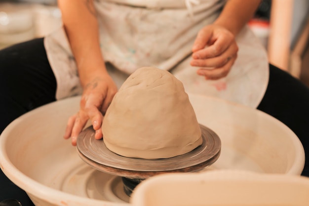 Mani che lavorano alla ruota di ceramica