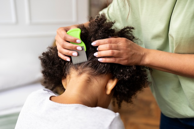 Mani che pettinano i capelli ad alto angolo