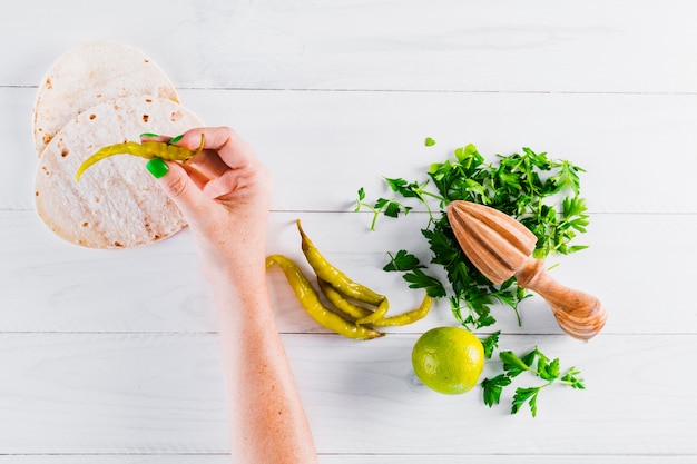 Mani che preparano cibo gustoso messicano