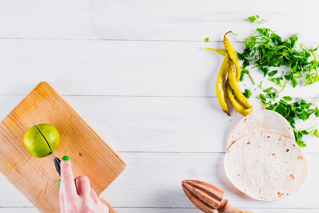 Mani che preparano cibo gustoso messicano