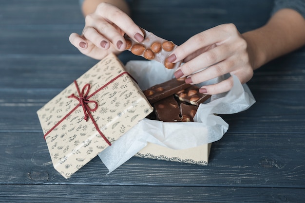 Mani che rompono il cioccolato