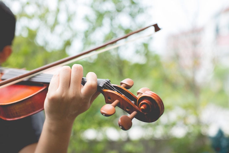 Foto gratuito mani che suonano il violino