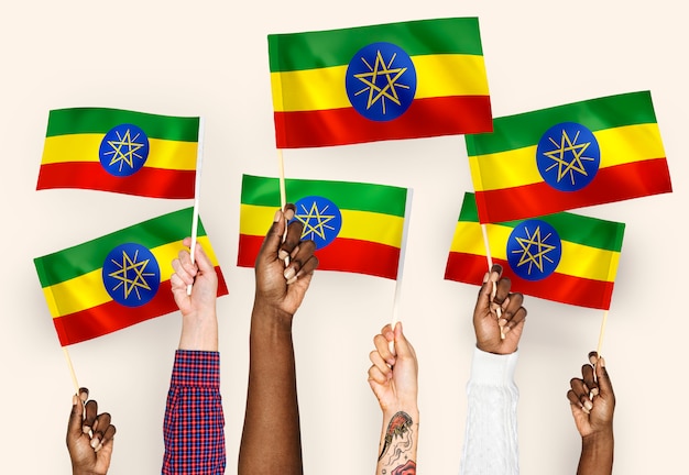 Mani che sventolano bandiere dell&#39;Etiopia