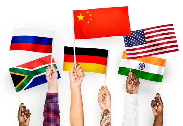 Mani che sventolano bandiere di Cina, Germania, India, Sud Africa e Russia