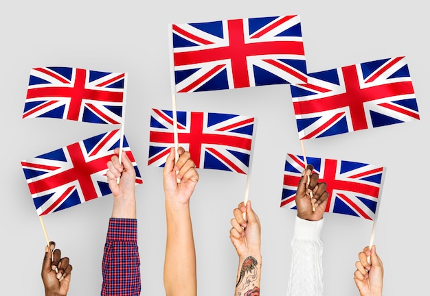 Mani che sventolano Union Jack