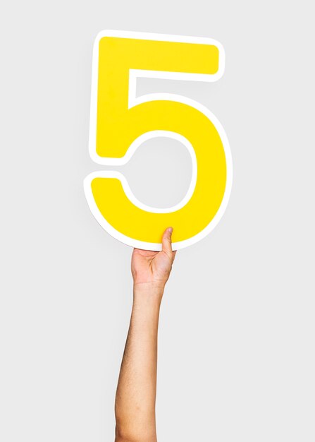 Mani che tengono il numero 5