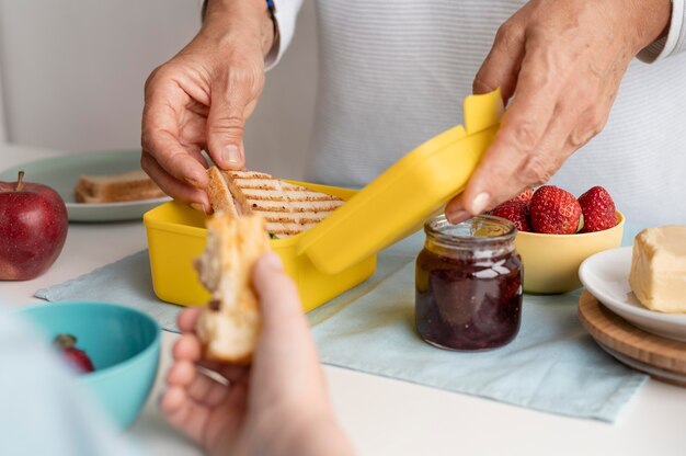 Mani che tengono il panino da vicino