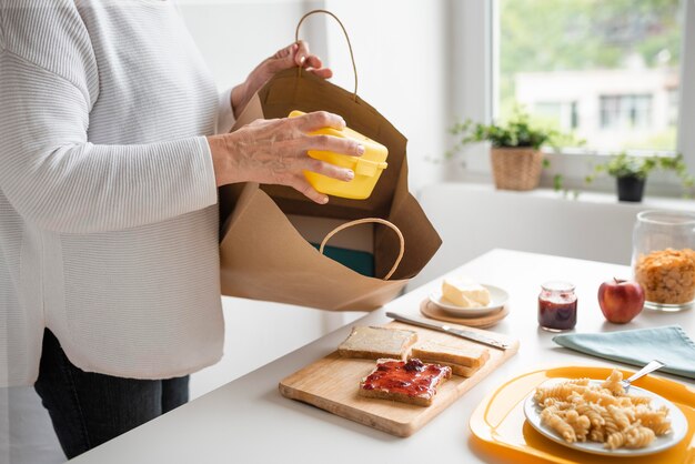 Mani che tengono la scatola di cibo da vicino