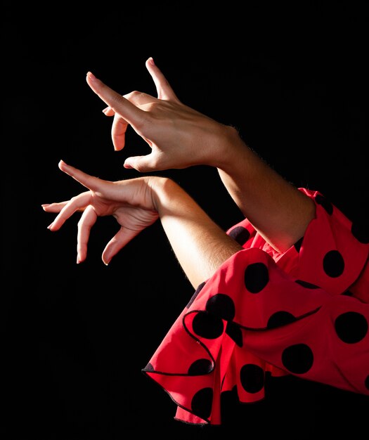 Mani commoventi della donna di flamenca del primo piano