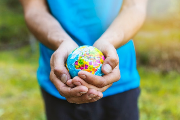 Mani con attenzione tenendo la sfera