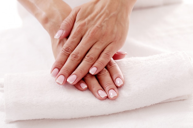 Mani con belle unghie. Cura delle unghie e concetto di manicure