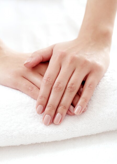 Mani con belle unghie. Cura delle unghie e concetto di manicure