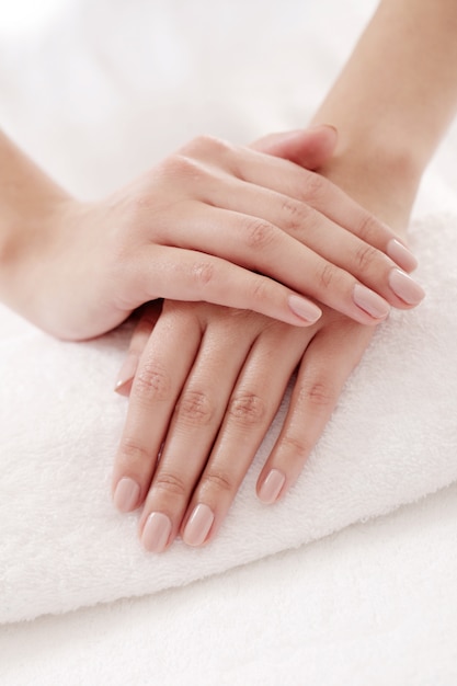 Mani con belle unghie. Cura delle unghie e concetto di manicure