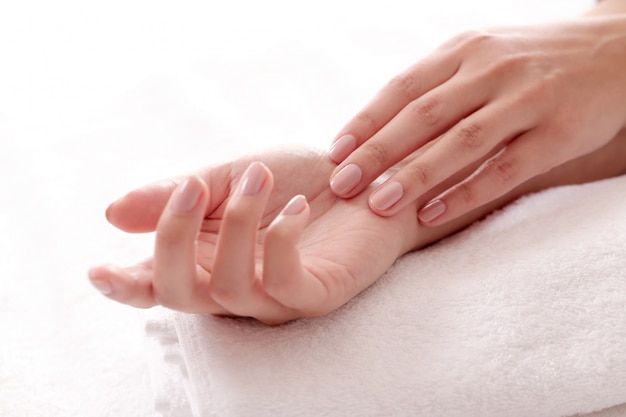 Mani con belle unghie. Cura delle unghie e concetto di manicure