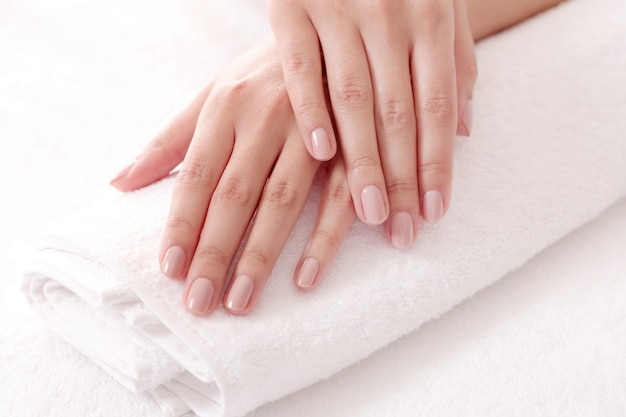 Mani con belle unghie. Cura delle unghie e concetto di manicure