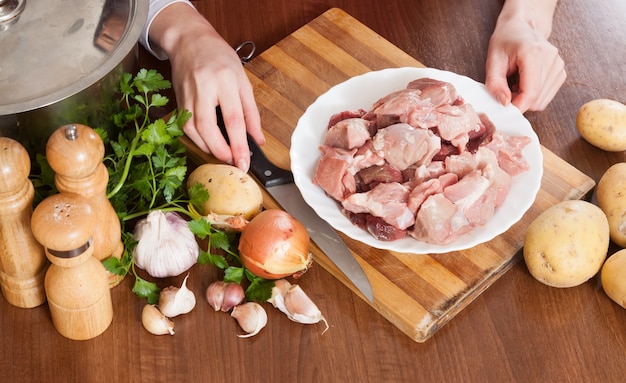 mani con carne e patate