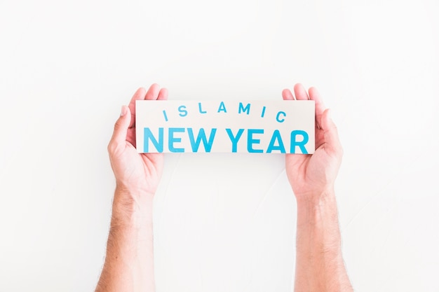 Mani con carta di Capodanno islamico