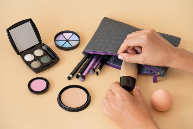 Mani con vanity case ad angolo alto