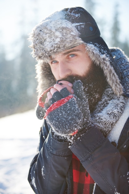 Mani congelate dell'uomo con la barba