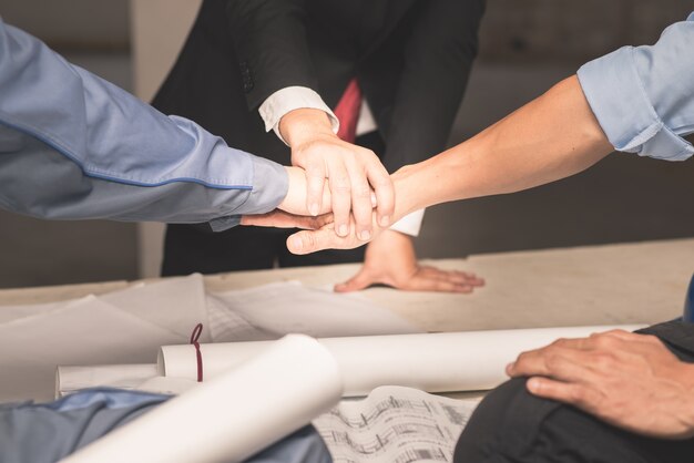 Mani del concetto di lavoro di squadra di collaborazione