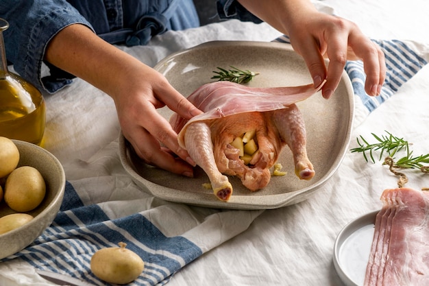 Mani del primo piano che preparano il pasto