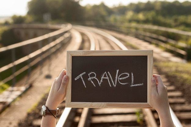 Mani del primo piano che tengono il bordo di viaggio