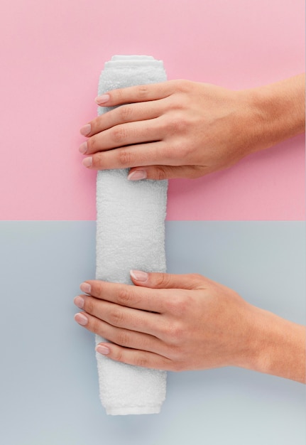 Mani del primo piano sull'asciugamano