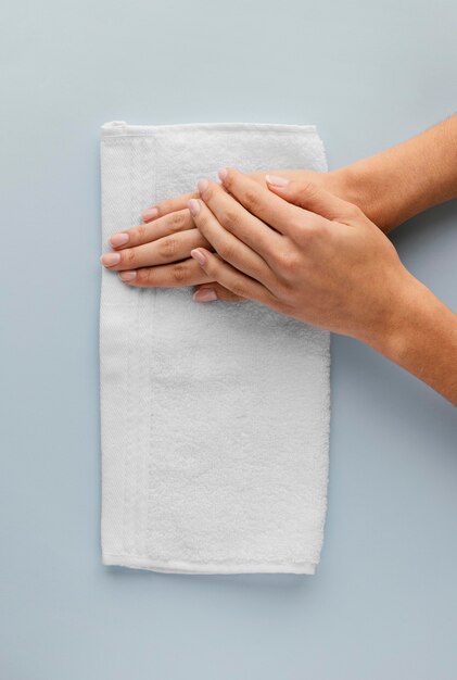 Mani del primo piano sulla vista superiore dell'asciugamano