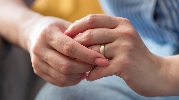 Mani della donna del primo piano che indossano anello