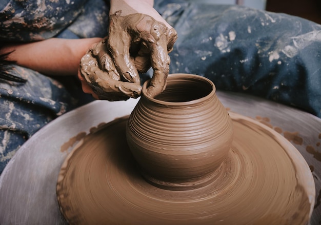 Mani di donna che producono ceramiche