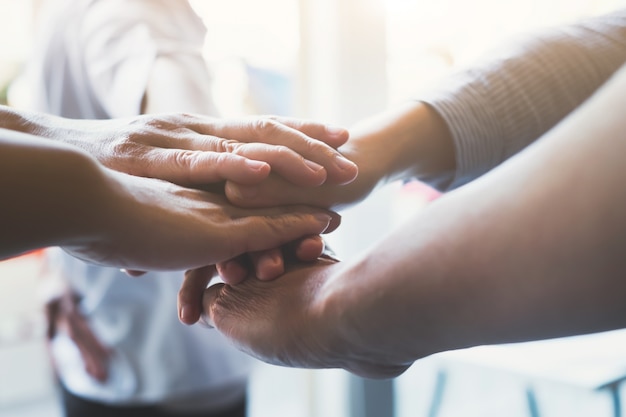 Mani di lavoro di squadra di business di avvio di successo.