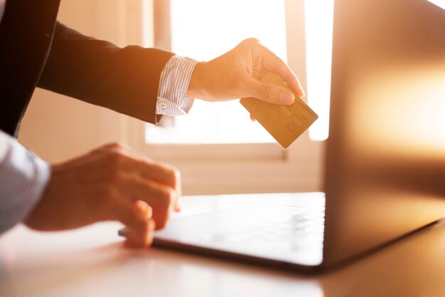 Mani di un uomo d'affari utilizzando laptop e carta su Internet