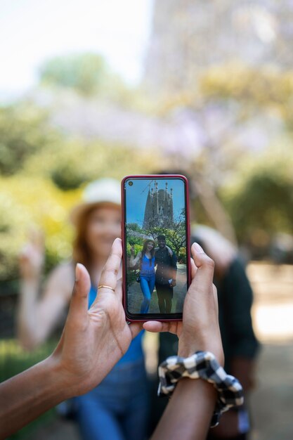 Mani di vista laterale che tengono smartphone