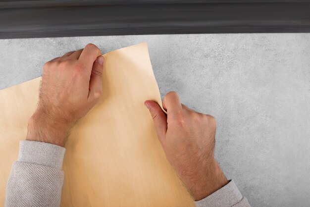 Mani di vista superiore che tengono vinile decorativo