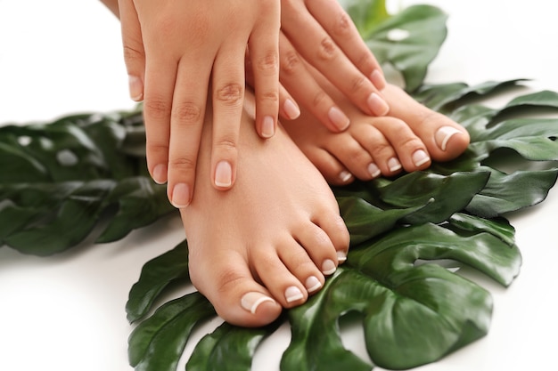 Mani e piedi nudi femminili. Concetto di manicure e pedicure