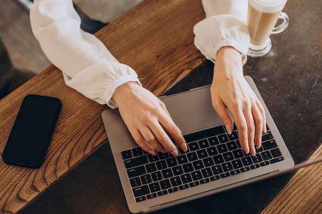 Mani femminili che digitano sul computer si chiudono