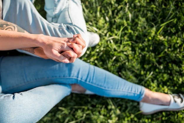 Mani femminili che tengono insieme all&#39;aperto