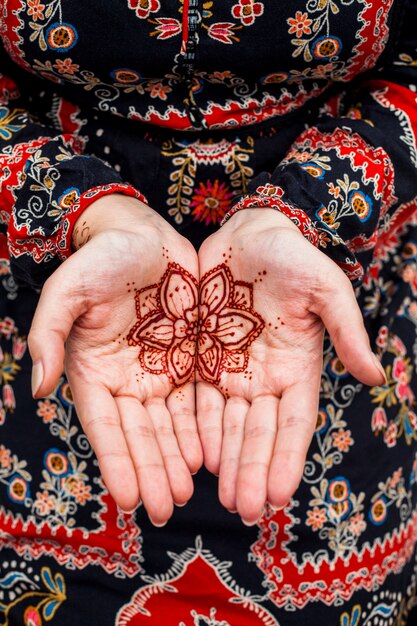 Mani femminili con mehndi