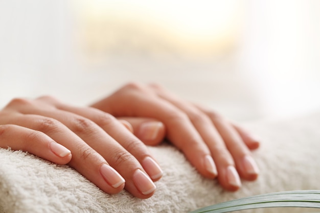 Mani femminili. Concetto di manicure