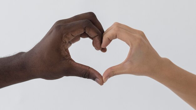 Mani in bianco e nero a forma di cuore